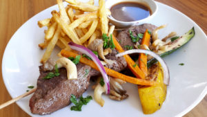 Brochette de boeuf avec frites maison au Fil Rouge à Quimper